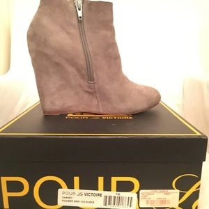 Pour La Victoire Powder Gray Wedge Chaney Booties